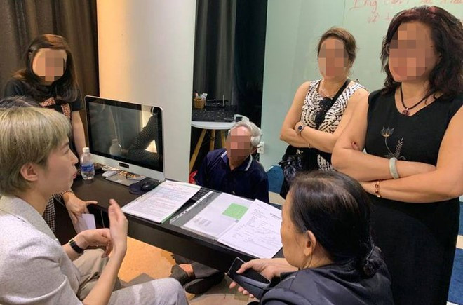 Nguyễn Thị Hương (trái) gặp các nhà đầu tư đến đòi tiền Nguyễn Thị Hương (trái) gặp các nhà đầu tư đến đòi tiền