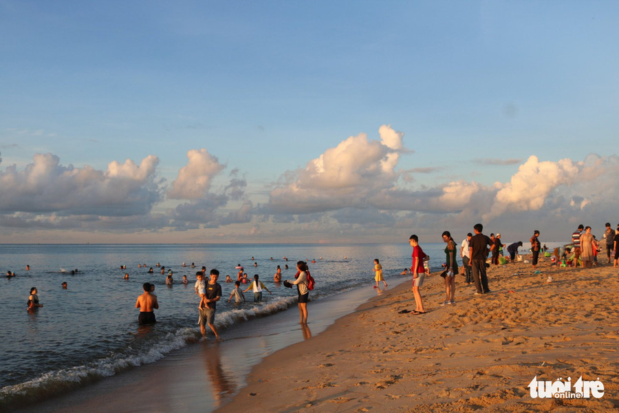 Không chỉ nổi tiếng với hải sản, Phước Hải còn nổi tiếng là một bãi biển đẹp thu hút rất đông khách du lịch - Ảnh: THANH NGÂN