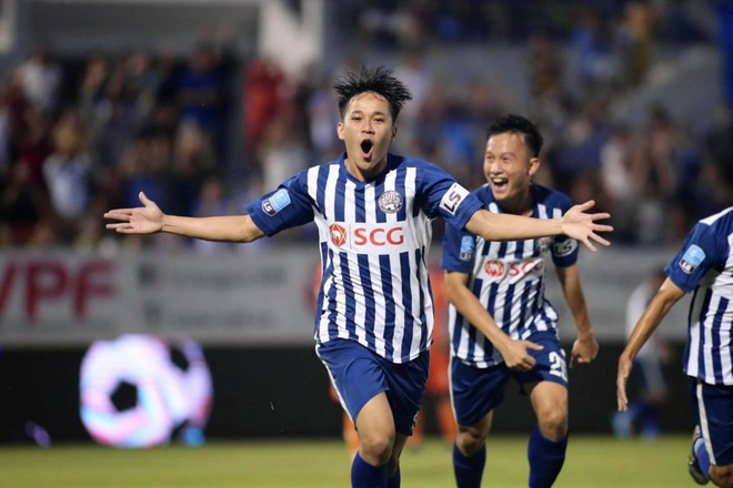 Minh Bình nổi bật trong màu áo CLB ẢNH: KHẢ HÒA