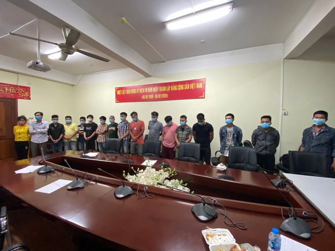 Các nghi can tại cơ quan công an ẢNH: NGỌC LÊ