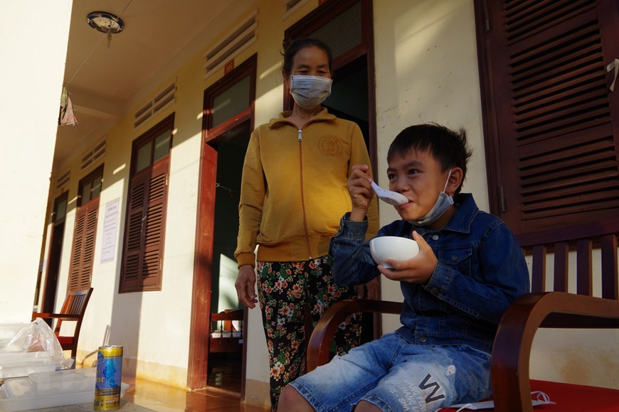 Những bữa cơm chứa đựng ân tình của lực lượng vũ trang tỉnh Gia Lai dành cho người dân trong khu cách ly y tế. (Ảnh: Hồng Điệp/TTXVN)