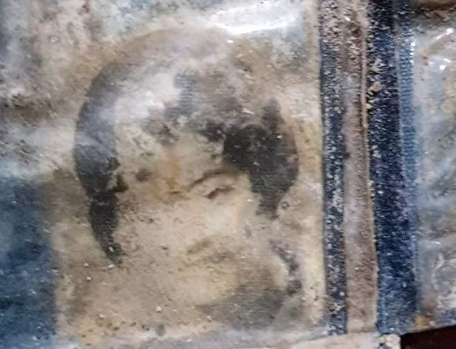 Một tấm hình phụ nữ khác được tìm thấy trong khu mộ tập thể - Ảnh: Đ.T Một tấm hình phụ nữ khác được tìm thấy trong khu mộ tập thể - Ảnh: Đ.T