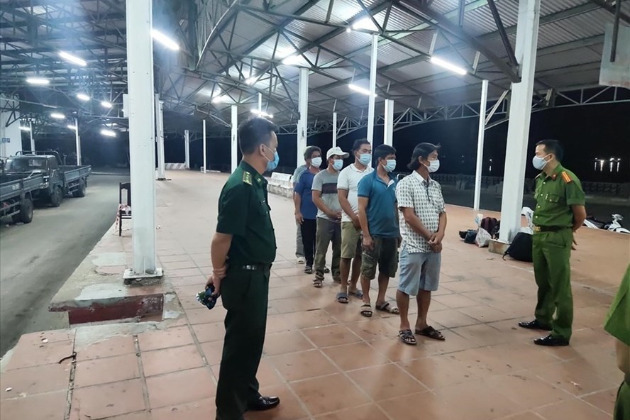  6 ngư dân tìm trách trốn cách ly tại thời điểm bị phát hiện. Ảnh: BĐBP
