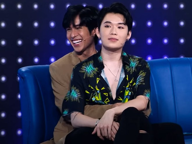 Đáp lại sự mến mộ của đàn em, Quang Trung ngồi hẳn vào lòng Otis ẢNH: CHỤP MÀN HÌNH