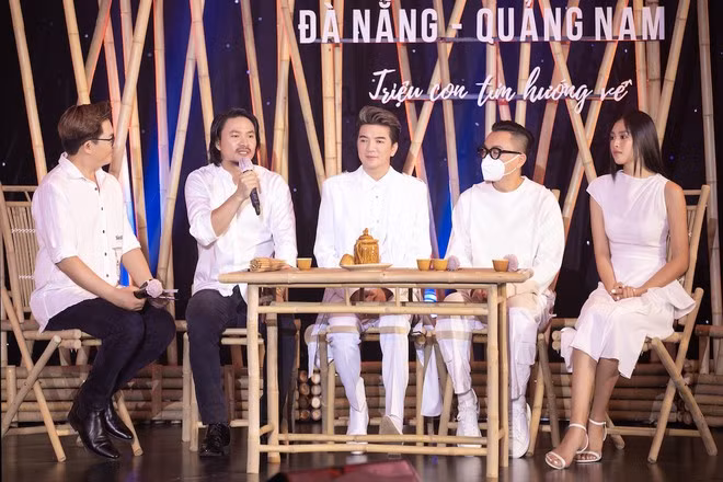 Đạo diễn Hoàng Nhật Nam hạnh phúc khi khoảng 60 nghệ sĩ chung tay cùng chương trình ẢNH: BTC