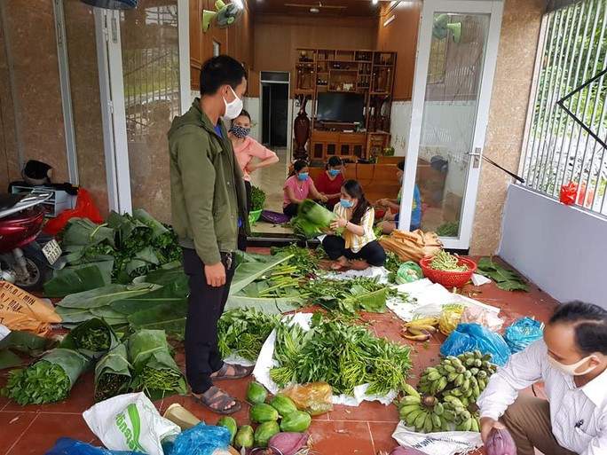  Phân loại rau quả, chuẩn bị gửi xuống phố