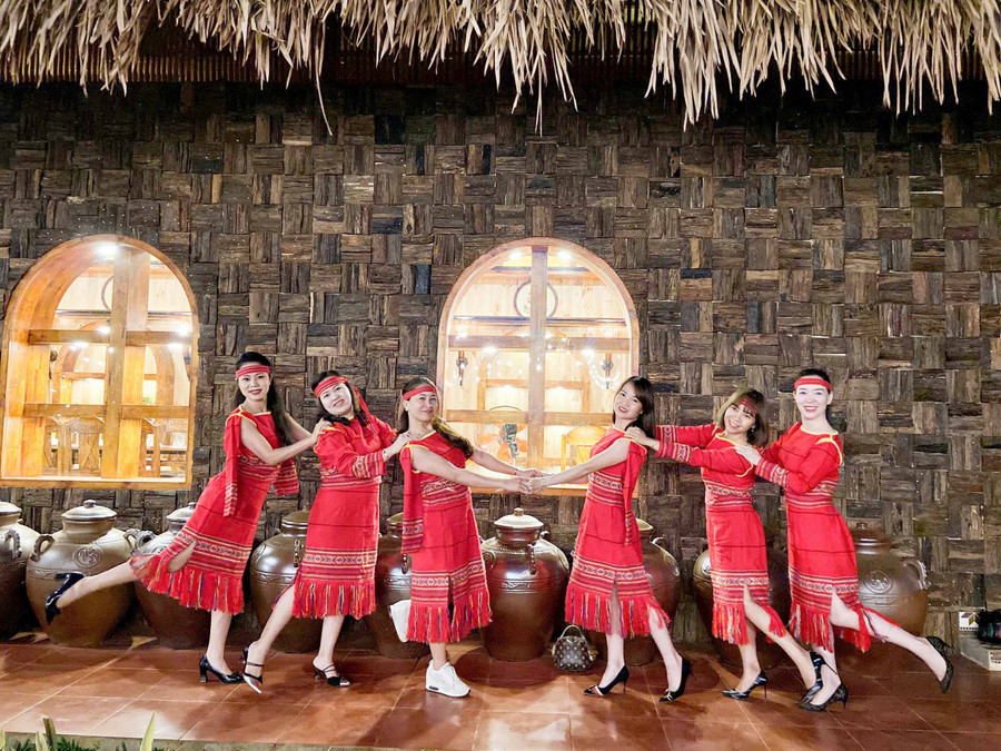 Khách hàng trong trang phục biểu diễn các dân tộc do cơ sở Xuân Hằng sản xuất. Ảnh: Hải Bình
