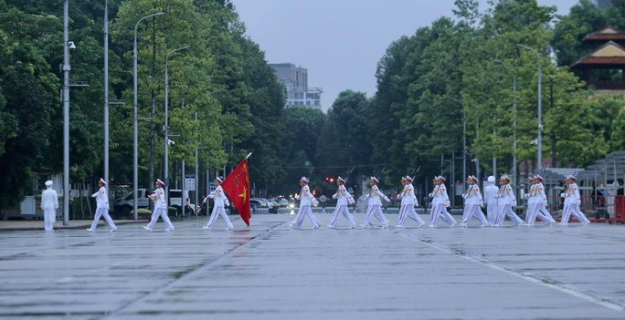 Đội tiêu binh Bộ Tư lệnh bảo vệ Lăng Chủ tịch Hồ Chí Minh mang theo lá cờ được gắn dải băng tang tiến vào Quảng trường Ba Đình