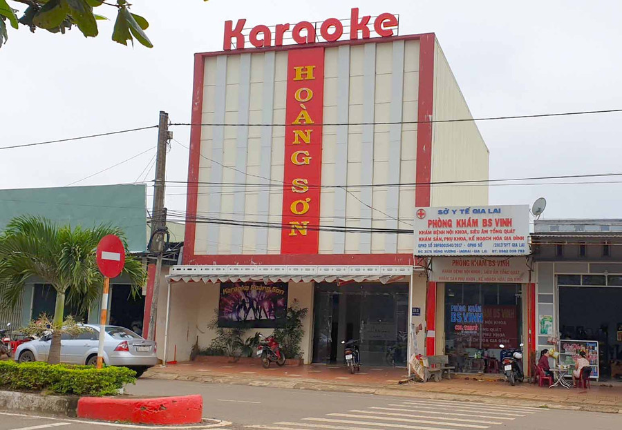 13 người sử dụng trái phép chất ma túy tại quán Karaoke Hoàng Sơn. Ảnh: Nguyễn Tú