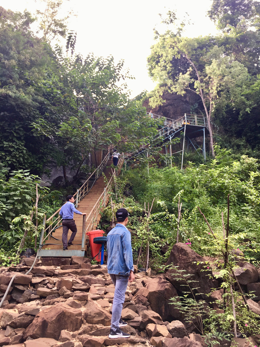 Để xuống chân thác, du khách sẽ đi qua một hệ thống cầu thang dài được xây dựng bằng sắt rất vững chãi. Từ đây bước chân xuống là hàng trăm tảng đá lớn nhỏ màu đen, xám với nhiều hình thù xếp chồng lên nhau dẫn bước chân lữ khách đến với dòng thác. Để xuống chân thác, du khách sẽ đi qua một hệ thống cầu thang dài được xây dựng bằng sắt rất vững chãi. Từ đây bước chân xuống là hàng trăm tảng đá lớn nhỏ màu đen, xám với nhiều hình thù xếp chồng lên nhau dẫn bước chân lữ khách đến với dòng thác.