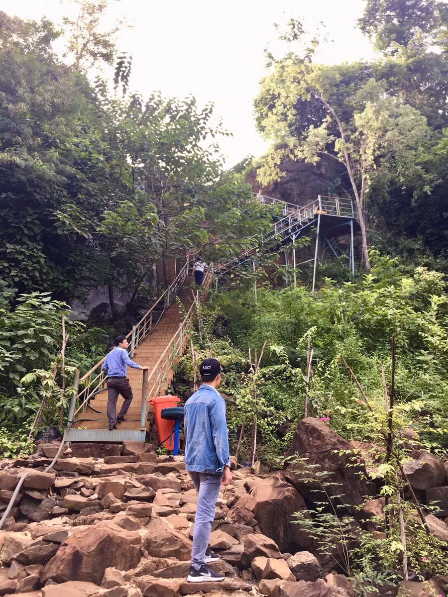 Để xuống chân thác, du khách sẽ đi qua một hệ thống cầu thang dài được xây dựng bằng sắt rất vững chãi. Từ đây bước chân xuống là hàng trăm tảng đá lớn nhỏ màu đen, xám với nhiều hình thù xếp chồng lên nhau dẫn bước chân lữ khách đến với dòng thác. 