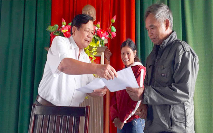 Chủ tịch Hội Nạn nhân chất độc da cam/dioxin tỉnh trao vốn chăn nuôi, sản xuất cho gia đình ông Huỳnh Minh Chính và chị Đinh Thị Luyết (huyện Kbang). Ảnh: Hà Phương