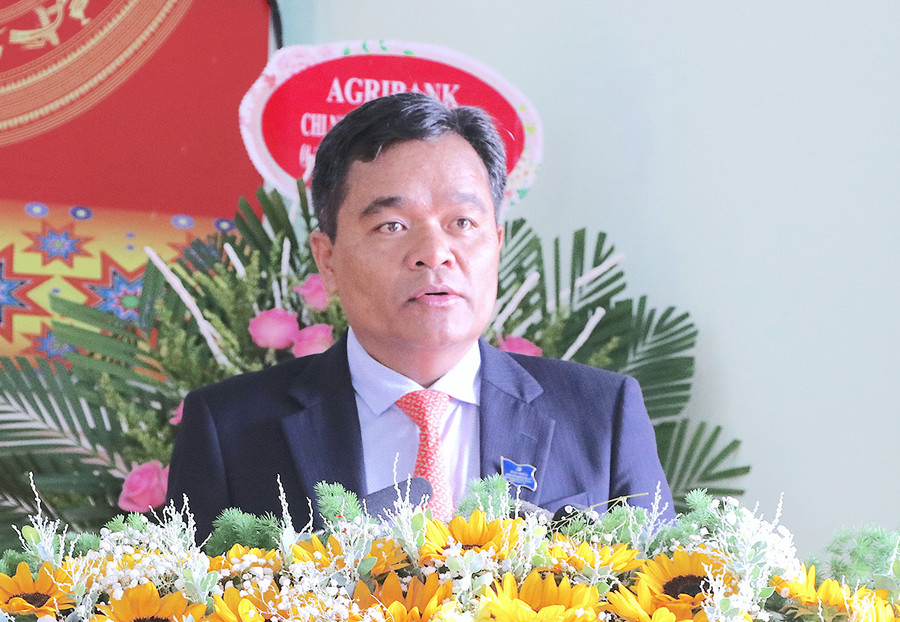 Đồng chí Hồ Văn Niên-Ủy viên dự khuyết Ban Chấp hành Trung ương Đảng, Bí thư Tỉnh ủy, Trưởng đoàn đại biểu Quốc hội tỉnh phát biểu chỉ đạo tại Đại hội đại biểu Đảng bộ huyện Đak Pơ lần thứ XVII (nhiệm kỳ 2020-2025). Ảnh: Ngọc Minh Đồng chí Hồ Văn Niên-Ủy viên dự khuyết Ban Chấp hành Trung ương Đảng, Bí thư Tỉnh ủy, Trưởng đoàn đại biểu Quốc hội tỉnh phát biểu chỉ đạo tại Đại hội đại biểu Đảng bộ huyện Đak Pơ lần thứ XVII (nhiệm kỳ 2020-2025). Ảnh: N.M