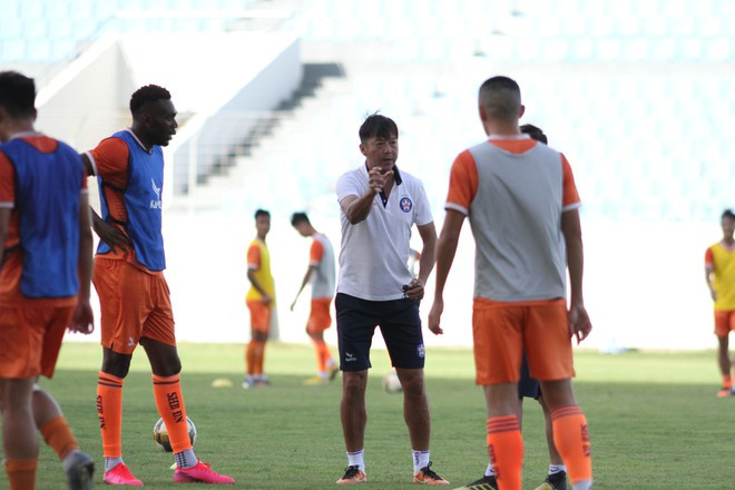 Các cầu thủ Đà Nẵng đã yên tâm tập luyện trở lại ĐỊNH TUẤN