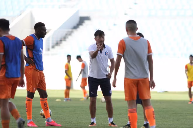 Các cầu thủ Đà Nẵng đã yên tâm tập luyện trở lại ĐỊNH TUẤN