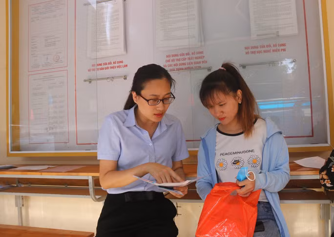 Tư vấn người dân tham gia BHXH tự nguyện - Ảnh: Thu Hương