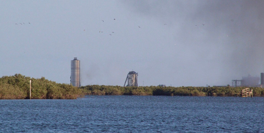  Starship SN5 hạ cánh cách địa điểm phóng không xa. Ảnh: Austin Barnard qua Twitter.