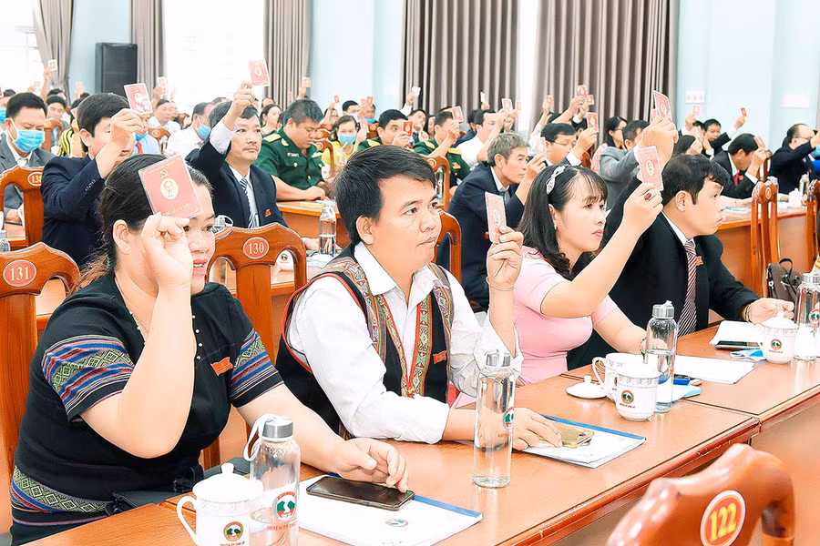  Biểu quyết thông qua nghị quyết đại hội. Ảnh: Đức thụy