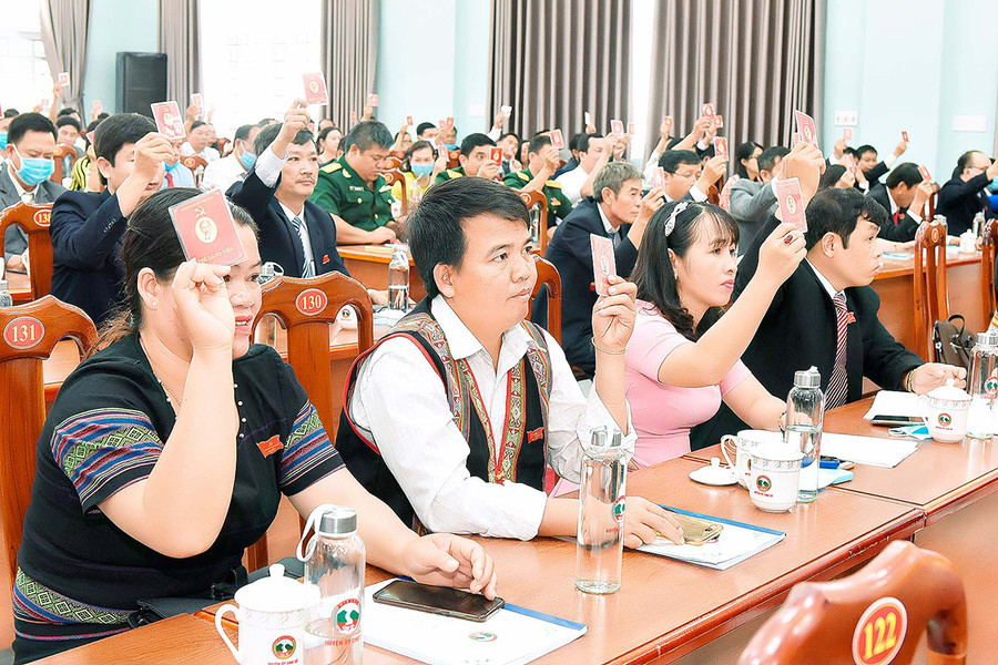  Biểu quyết thông qua nghị quyết đại hội. Ảnh: Đức thụy