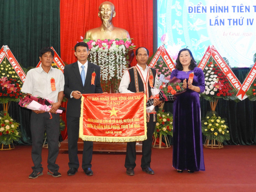 Nhân dân và cán bộ xã Ia Bă vinh dự được nhận cờ thi đua của UBND tỉnh. Ảnh: Thanh Nhật 