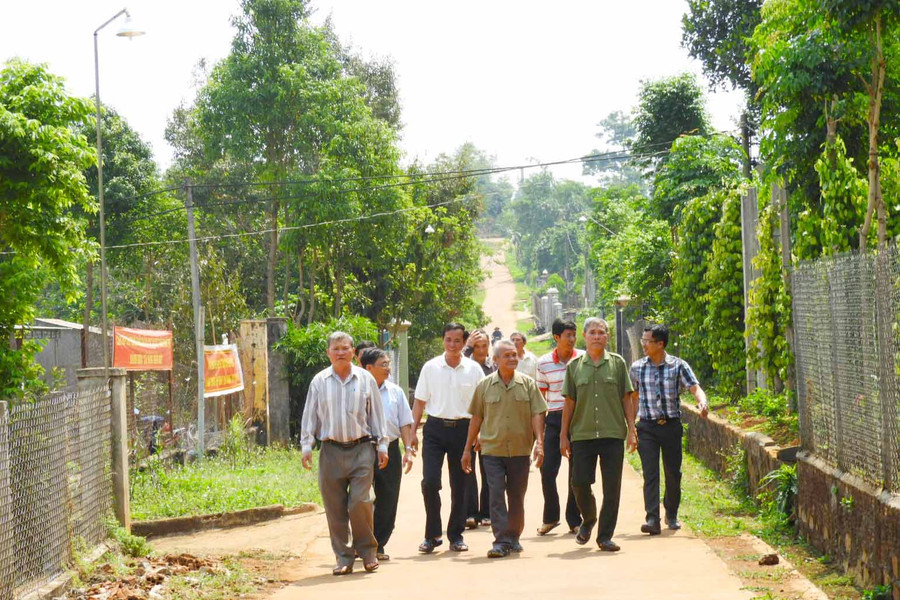 Tham quan các mô hình xây dựng nông thôn mới trên địa bàn huyện Ia Grai. Ảnh: Thanh Nhật