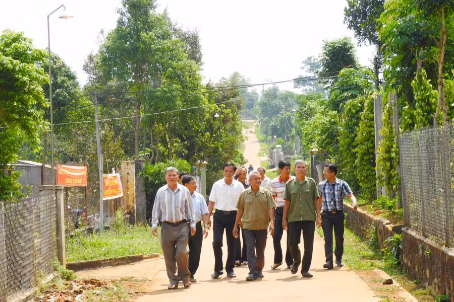 Tham quan các mô hình xây dựng nông thôn mới trên địa bàn huyện Ia Grai. Ảnh: Thanh Nhật