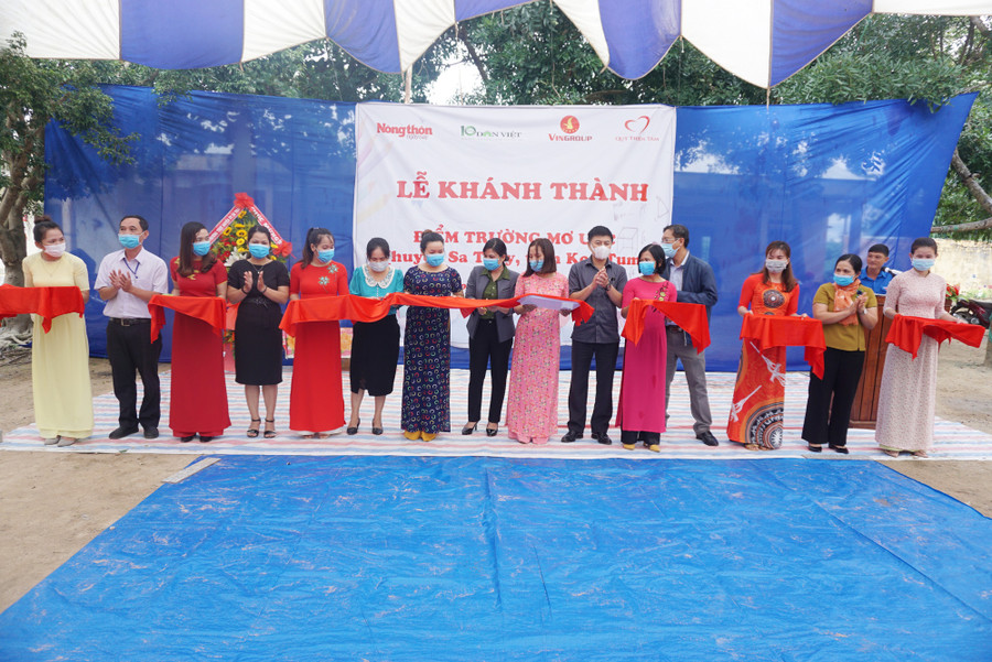 Lễ cắt băng khánh thành điểm trường tại thôn Ktol - Trưởng tiểu học Trần Quốc Toản.
