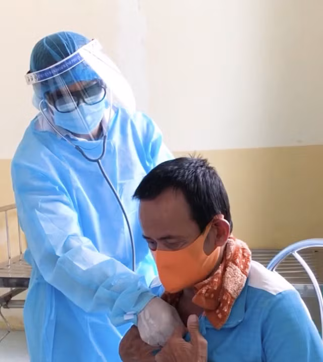 Bác sỹ đang khám cho một bệnh nhân F1.