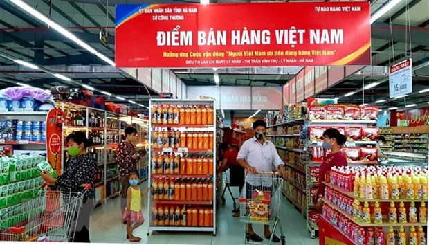 Điểm bán hàng Việt Nam tại Siêu thị Lan Chi Lý Nhân (Lý Nhân, Hà Nam) thu hút đông đảo người dân đến mua sắm. (Ảnh: Nguyễn Chinh/TTXVN) Điểm bán hàng Việt Nam tại Siêu thị Lan Chi Lý Nhân (Lý Nhân, Hà Nam) thu hút đông đảo người dân đến mua sắm. (Ảnh: Nguyễn Chinh/TTXVN)