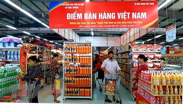 Điểm bán hàng Việt Nam tại Siêu thị Lan Chi Lý Nhân (Lý Nhân, Hà Nam) thu hút đông đảo người dân đến mua sắm. (Ảnh: Nguyễn Chinh/TTXVN)
