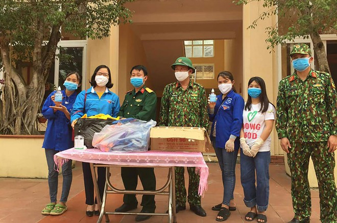 Chị Đỗ Thị Nga (thứ 2 từ trái qua) lên biên giới ủng hộ vật phẩm cho các đồn biên phòng ở Nghệ An phòng chống dịch Covid-19 ẢNH: THÁI BÌNH