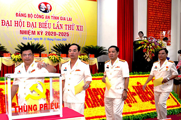 Các đại biểu bỏ phiếu bầu Ban Chấp hành Đảng bộ Công an tỉnh nhiệm kỳ 2020-2025. Ảnh: V.H  Các đại biểu bỏ phiếu bầu Ban Chấp hành Đảng bộ Công an tỉnh nhiệm kỳ 2020-2025. Ảnh: V.H