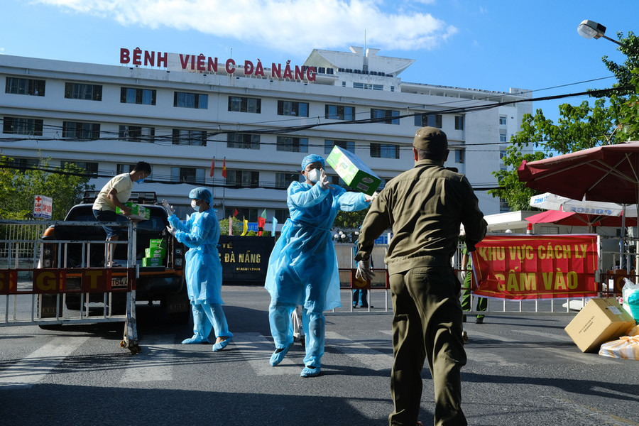 Hàng tiếp tế nhiều vô kể được các nhà hảo tâm chuyển về các bệnh viện ở Đà Nẵng từ khi phong tỏa - Ảnh: T.L.