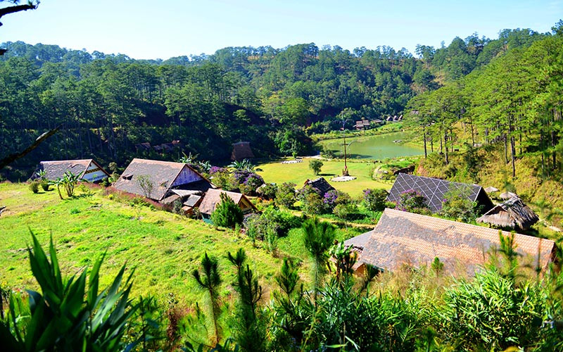 Một góc Làng Cù Lần giữa thung lũng Ðan Kia, huyện Lạc Dương (Lâm Ðồng).