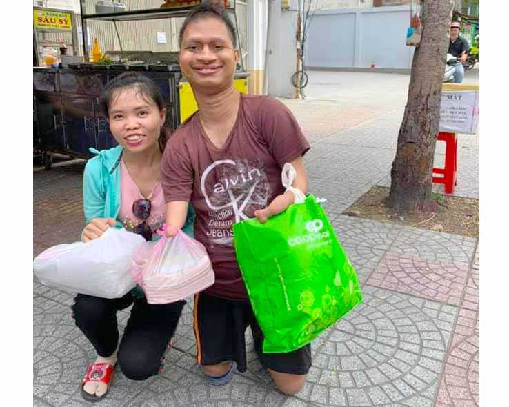 Nay Djrueng cùng bạn đi quyên góp sách giáo khoa cũ. Ảnh: Mai Hương Nay Djrueng cùng bạn đi quyên góp sách giáo khoa cũ. Ảnh: Mai Hương