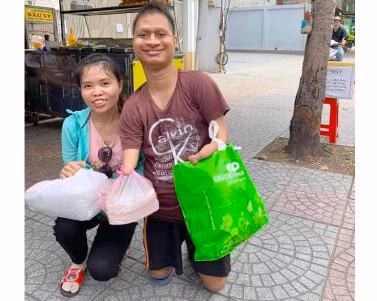 Nay Djrueng cùng bạn đi quyên góp sách giáo khoa cũ. Ảnh: Mai Hương