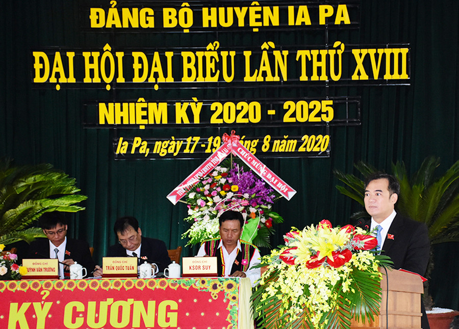 Bí thư Huyện ủy Ia Pa Võ Anh Tuấn phát biểu khai mạc Đại hội. Ảnh: Vũ Chi Đồng chí Võ Anh Tuấn phát biểu khai mạc đại hội. Ảnh: Vũ Chi