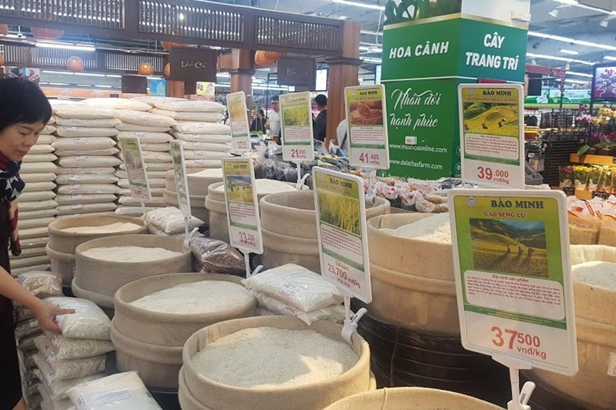 Hiện tại, giá gạo trong nước cũng ở mức cao, tăng 200-300 đồng so với tuần trước. Ảnh: Vũ Long Hiện tại, giá gạo trong nước cũng ở mức cao, tăng 200-300 đồng so với tuần trước. Ảnh: Vũ Long