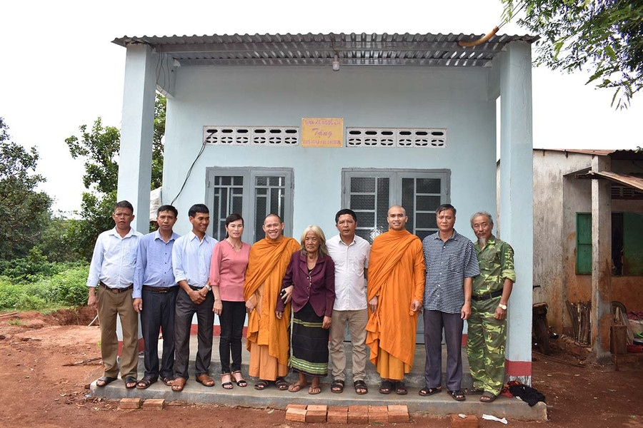 Bàn giao nhà tình thương cho hộ bà Rơ Lan M'Loi (làng Kom Ngó, xã Ia Chía). Ảnh: Phan Thương Bàn giao nhà cho hộ gia đình bà Rơ Lan M'Loi. Ảnh: Phan Thương