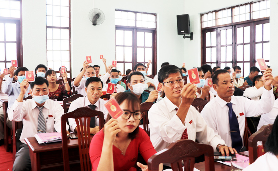 Các đại biểu biểu quyết thông qua các chỉ tiêu chủ yếu trong nhiệm kỳ 2020-2025. Ảnh: Linh Hòa Các đại biểu biểu quyết tại Đại hội Đảng bộ huyện Krông Pa. Ảnh: Linh Hòa