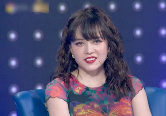 "Bạn gái tin đồn" Sơn Tùng M-TP được nhiều người cho là bị "dìm hàng" trên sóng truyền hình vì để kiểu tóc xoăn kết hợp với cách trang điểm đậm. Vóc dáng của nữ ca sĩ cũng bị fan "soi" béo hơn so với những hình ảnh cô đăng tải trên trang cá nhân trước đó.