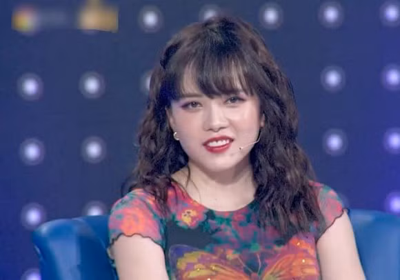 "Bạn gái tin đồn" Sơn Tùng M-TP được nhiều người cho là bị "dìm hàng" trên sóng truyền hình vì để kiểu tóc xoăn kết hợp với cách trang điểm đậm. Vóc dáng của nữ ca sĩ cũng bị fan "soi" béo hơn so với những hình ảnh cô đăng tải trên trang cá nhân trước đó.