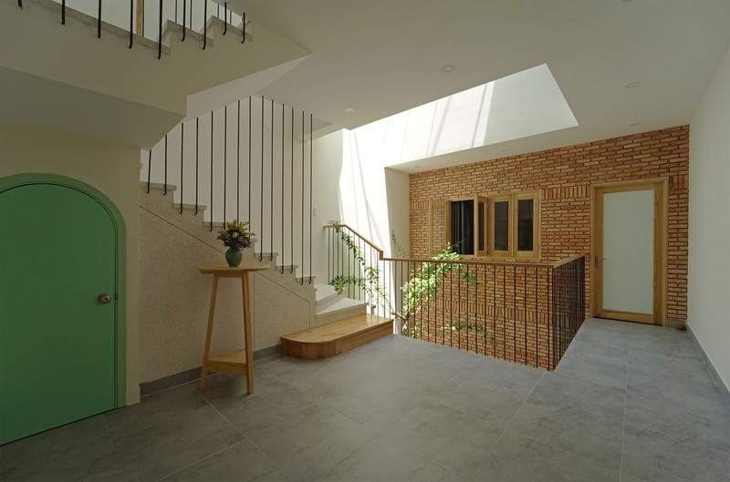 Sàn nhà làm bằng bê tông hoặc gỗ, là những vật liệu có tính mát vào mùa hè. Sàn nhà làm bằng bê tông hoặc gỗ, là những vật liệu có tính mát vào mùa hè.