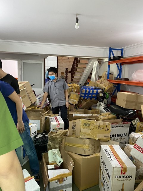 Lực lượng chức năng phát hiện số lượng lớn thuốc lá, xì gà và khẩu trang y tế ở quận Tân Bình