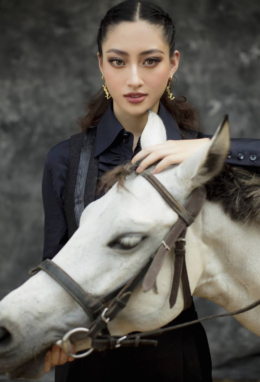 Bộ ảnh mang đậm nét cổ điển nhưng vừa hiện đại đã giúp Lương Thuỳ Linh khoe trọn lợi thế về ngoại hình của mình. Ảnh: Tang Tang.