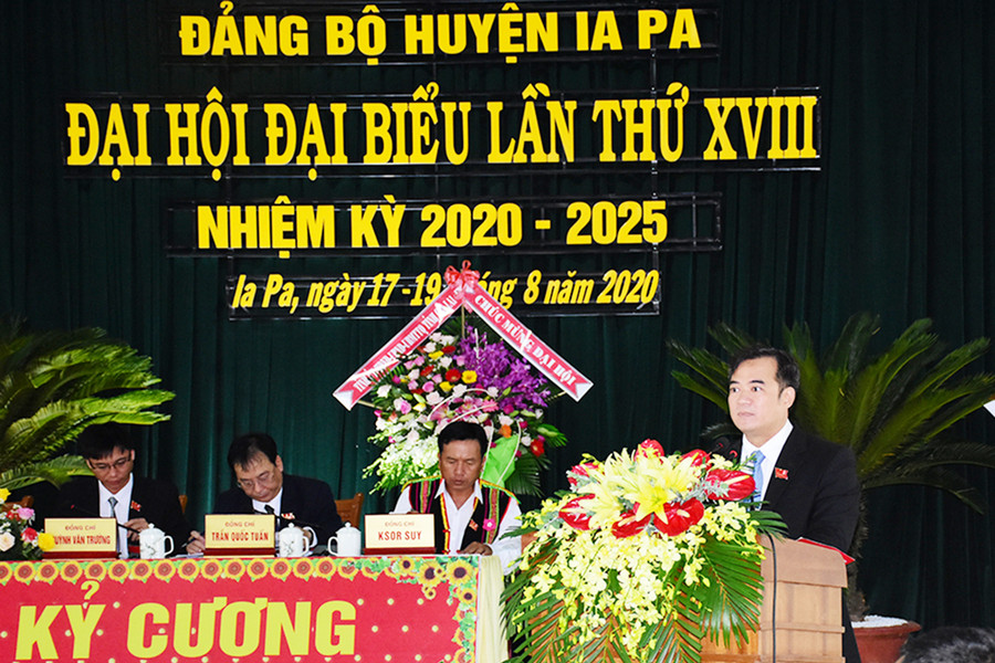 Bí thư Huyện ủy Ia Pa Võ Anh Tuấn điều hành Đại hội thông qua các chỉ tiêu chủ yếu trong nhiệm kỳ mới. Ảnh: Vũ Chi Đồng chí Võ Anh Tuấn điều hành thông qua các chỉ tiêu chủ yếu trong nhiệm kỳ mới. Ảnh: Vũ Chi