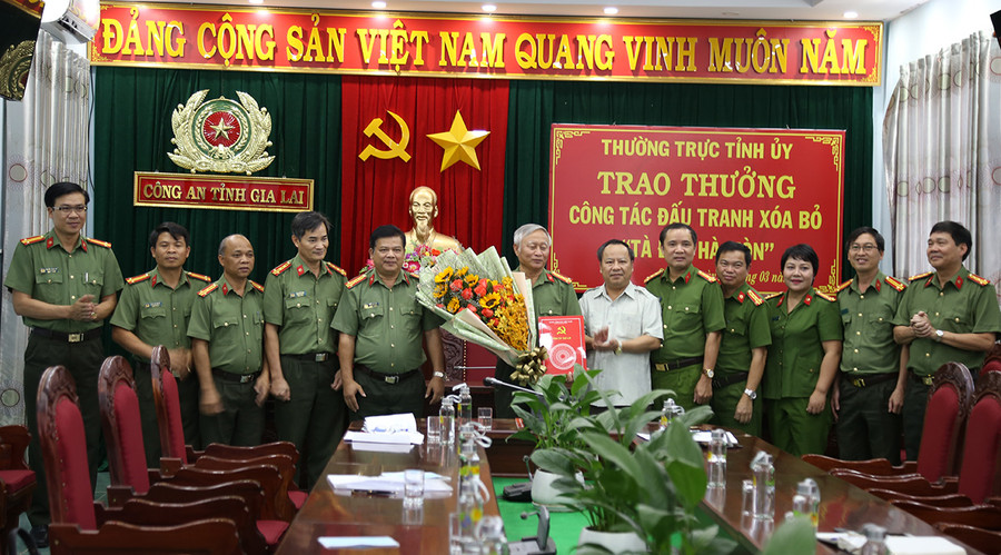  Đồng chí Châu Ngọc Tuấn-Phó Bí thư Thường trực Tỉnh ủy trao thưởng cho Công an tỉnh về thành tích xuất sắc trong việc bắt giữ 3 đối tượng cuối cùng theo tà đạo “Hà Mòn” lẩn trốn trong rừng. Ảnh: THÚY TRINH