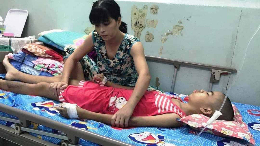 Chị Nguyễn Thị Lan Thanh chăm sóc con gái Quỳnh Anh tại bệnh viện. Ảnh: Nhật Hào Chị Nguyễn Thị Lan Thanh chăm sóc con gái Quỳnh Anh tại bệnh viện. Ảnh: Nhật Hào