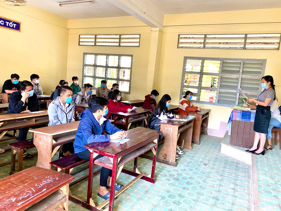 Thí sinh nghe phổ biến Quy chế thi. Ảnh: Hồng Thi Thí sinh nghe phổ biến Quy chế thi. Ảnh: Hồng Thi