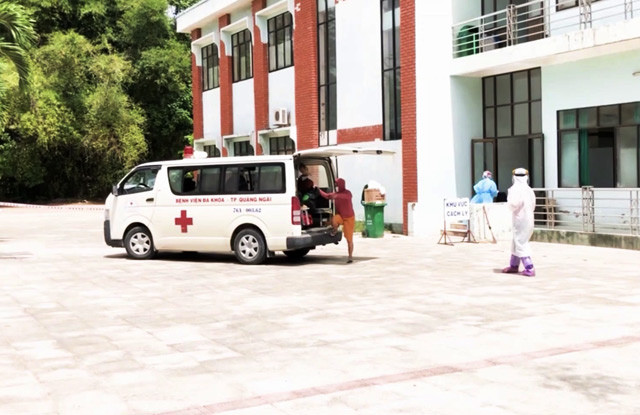 Xe cứu thương đưa bệnh nhân F1 có nhu cầu đến BV thành phố để khám, điều trị. Xe cứu thương đưa bệnh nhân F1 có nhu cầu đến BV thành phố để khám, điều trị.